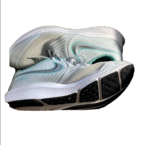 Nike tennis shoes - Picture 1 of 11